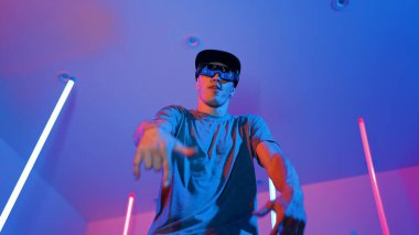 Beyaz dansçının gösterişli gözlükler taktığı ve break dans yaptığı alçak açılı kamera. Çekici adam kendinden emin bir şekilde kameraya bakarken enerjik bir performans ve hareket gösterdi. Mutluluk.