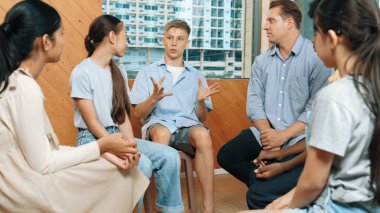 Grup terapisi sırasında çekici bir çocuk tecrübesini paylaşıyor. Etrafı çok kültürlü arkadaşlarla çevrili iken lise öğrencisi iyileşme sürecinden bahsediyor. Öğretim.