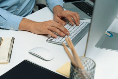 Bilgisayarda bilgisayar ve bilgisayar üzerinde çalışan ve uygulama projesinde kodlama programı olan bilgisayar geliştiricisinin kırpılmış görüntüsü. Teknik mühendis önemli not listeleri yazıyor. Bireysel.