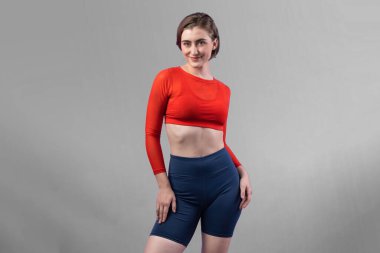 Vücut uzunluğunun tamamı atletik ve sportif genç kadınları izole edilmiş arka planda spor pozisyonunda çeker. Sağlıklı aktif ve vücut bakımı yaşam tarzı.