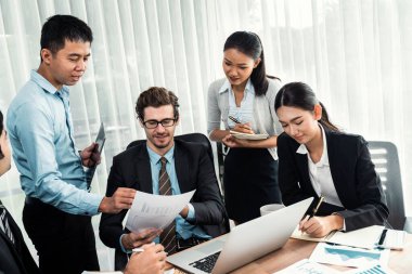 Modern ofis ortamında çalışan çeşitli etnik gruplardan çeşitli iş adamları. Üretken ve çok ırklı ofis çalışanları stratejik ticari pazarlama konusunda tartışmaya giriştiler. Çok titiz.