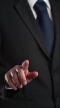 İşadamı, ticari kar artışının gelecekteki hedefe arttığını gösteren imalı bir tablo çizdi. Şirket işlerinin yükselmesi için mükemmel bir mali durum. Finans ve para teknolojisi .