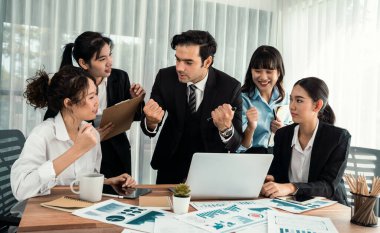 Ofis masasındaki finansal veri raporlarını analiz eden çeşitli bir grup iş analisti. Stratejik pazarlama planlaması için iş istihbarat analizine göre grafikler ve grafikler.