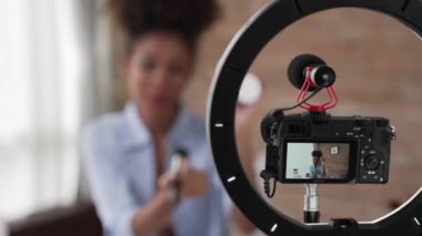 Kamera görüntüsü, kadın nüfuzlu kaydedici canlı yayın video görüntüsü, makyaj, sosyal medya ya da blog. Çevrimiçi pazarlama yayını için kozmetik stüdyo ışıklandırması olan kız.