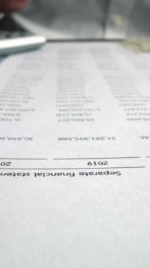 Muhasebeci, ofis masasındaki kağıt torpido gözünde iş pazarlama verilerini analiz ediyor. Şirket finans ve para muhasebe kavramı.