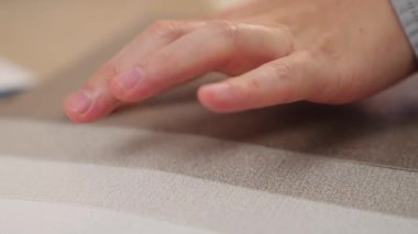 Profesyonel mimar ve iç mimarın yavaş çekim görüntüleri. İç mekan tasarımı için malzeme ve renk paleti sunumu. Müşteri denetimi ve denetimine dayalı. Değiştirilmiş