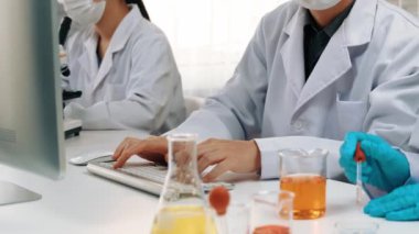 Bilimsel uzmanlığa, laboratuvar ekipmanlarına ve yenilikçi tıbbi biyoteknoloji yazılımına sahip laboratuvar sağlık araştırma ekibi yeni ilaçlar araştırıyor, tedavi geliştiriyor. Ağır çekim. Katı.