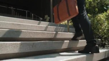 Profesyonel proje müdürünün iş yerine giderken elinde çantayla tren istasyonunda yürüyen yetenekli bir iş adamı. Büyümeyi temsil et, terfi al, yeteneğini arttır. Sevinçli..