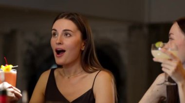 Paloma kokteyli içen güzel bir kadın barmenden vişne ve limonla pürüzsüz bir içecek hazırladı. Yanında da elinde Margarita bardağı ve ferahlatıcı bir içecek vardı. Vinosity.