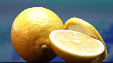 Bir dilim taze limon, parlak sarı ve canlı bir kalite, açıkta duruyor. Serinletici bir sıvıyla parlayan et, parçalanmış iç organlarını ortaya çıkarır. Turunçgillerin canlılığının özü. Geliştirilebilir.