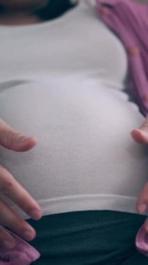 Hamile çift, evde sevgi hisseder ve rahatlar. Hamile bir kadın hamile karnında bebek taşıyor. Baba, hamile anneye göz kulak ol. Annelik ve hamilelik bakımı kavramı.