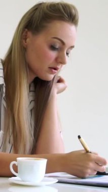 Modern ofiste çalışan sarışın bir iş kadını. İş konsepti.