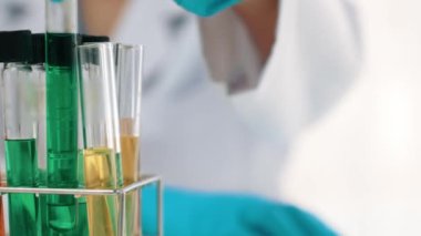 Laboratuvar araştırmacısı yeni bir ilaç geliştirir ya da tedavi eder. Laboratuvar tüpünde renkli kimyasal sıvı kullanır. Bilimsel veya kimya uzmanlığı ve laboratuvar ekipmanları ile sağlık hizmetlerinin teknolojik gelişimi. Katı.