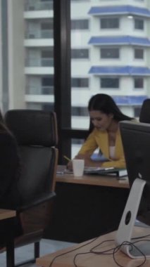 Genç lider modern ofisteki genç kadın çalışana tavsiyelerde bulunuyor. Liderlik ve eğitim kavramı.