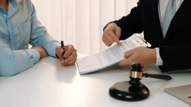 Müvekkil hukuki danışmanlık ve avukatlık danışmanlığı konusunda hukuk firmasına güveniyor, karmaşık yasal sözleşme belgelerini güvenilir bir hukuk danışmanlık hizmeti olarak analiz ediyor. Ağır çekim. Katı.