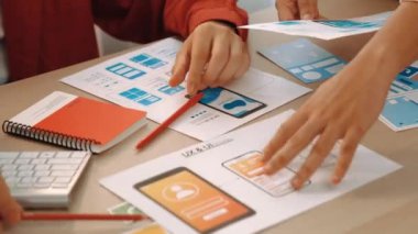 Mobil uygulama ya da web sitesi için kullanıcı arayüzü prototipi planlayan şirket çalışanlarının panorama videosu. UX UI tasarım beyin fırtınası kullanıcı dostu arayüz planı tasarlıyor. Sinerjik