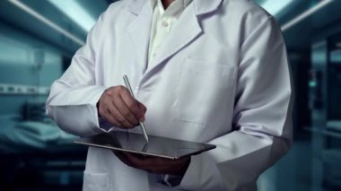 Stylus kalemle laboratuvarda yüzen tıbbi çapraz hologramı işaret ederken, doktorun tableti tutuş şeklini kapat. Pratisyen hekim teknolojiyi kullanarak ikonu kontrol ediyor ve bakıyor. İyileştirici.