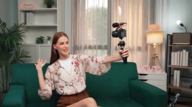 Kadın Etkilenen Vlog video görüntülerini canlı yayınlıyor Makyaj primi sosyal medya veya blog. Kozmetik stüdyosu ışıklandırmalı mutlu genç kız çevrimiçi pazarlama oturumu yayını için..