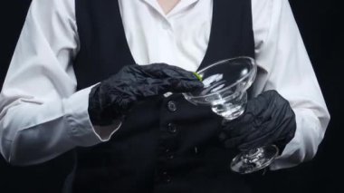 Profesyonel barmen tuzlu garnitürle taze margarita yapıyor. Yetenekli barmen ellerinin makrografisi barda siyah arkaplanlı kokteyl yapmaya hazırlanıyor. Ağır çekim. Geliştirilebilir.