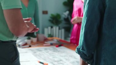 Zeki iş adamları birlikte çalışıp başarılı bir fikri kutlamak için alkışlıyorlar. Bir grup profesyonel grup planlaması ve toplantı masasında yapışkan notlarla pazarlama stratejisi hakkında konuşmak. Sempozyum.