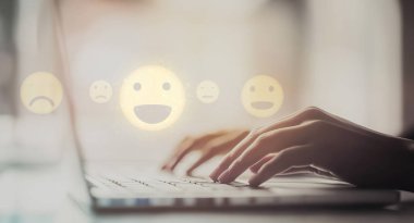 İş adamı müşteri memnuniyet değerlendirmesi verilerini analiz eder ve hizmet kalitesini artırmaya çalışır. Müşteri memnuniyeti ve sadakatini arttırmak için koz değerlendirmeleri. EIDE