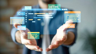 Yeni uygulama mobil telefon geliştirme için HTML, Python, Java ve C EIDE gibi çeşitli programlama dillerinin kodlama dijital örtüleri ile yazılım geliştirici veya programcı çalışması