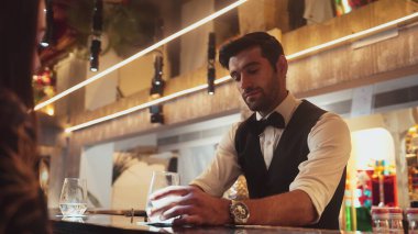 Lüks barlarda cin kokteyli ya da tonik servisi yapan akıllı barmenlere odaklanırken, arka plandaki VIP müşterilerle sıcak gece kulübünün ışıklandırma atmosferinde canlı sohbetler yapıyorlar. Vinosity.