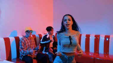 İspanyol dansçı çeşitli arkadaşlar birlikte dans ederken hareket eder. Mutlu profesyonel hipster el sıkışırken aynı zamanda çok kültürlü bir grubu destekliyor ve cesaretlendiriyor. Mutluluk.