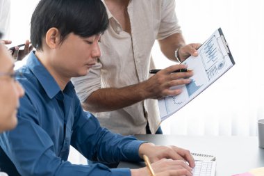 Bir grup farklı ofis çalışanı şirket ofis odasında stratejik iş pazarlama planlamasında birlikte çalışıyor. İş yeri konseptinde pozitif takım çalışması. Tedbirli