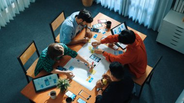 Profesyonel iş adamlarının beyin fırtınası ve fikir paylaşımına zihin haritası kullanarak üst düzey bir bakış açısı. Çeşitli insanlar pazarlama stratejisi planlıyorlar ya da toplantıda cep telefonu için Ux Ui tasarımı tasarlıyorlar. Cemaat.