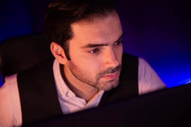 Piyasa verilerini ya da e-postalarını analiz eden sıkılmış işadamlarının, satış kanalı çevrimiçi ürünü üzerinde gecenin geç saatlerinde oluşturulan çevrimiçi ürün hazırlıklarına geri gönderdikleri portre. Tahmin et..