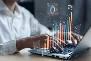 İş adamı iş büyümesi için ölçümleri değerlendirir, genişleme hedefleri koyar. Yenilik ve strateji yoluyla sürekli iş büyümesini teşvik etme kavrayışları. FaaS