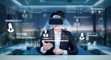 Gözlüklü zeki bir iş adamı güvenlik koruması altında çalışıyor. Güvenlik sisteminde resmi takım elbise kontrolü ve erişimi olan bir yönetici. Gece görüşlü artırılmış teknoloji kullanarak. Yaratıcılık.