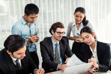 Modern ofis ortamında çalışan çeşitli etnik gruplardan çeşitli iş adamları. Üretken ve çok ırklı ofis çalışanları stratejik ticari pazarlama konusunda tartışmaya giriştiler. Çok titiz.