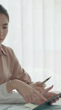 Ofis çalışma alanında birlikte çalışan iki genç hevesli iş kadını. Genç meslektaşlar tartışırken ve dizüstü bilgisayar kullanırken. Modern ofis çalışanları masada birlikte oturuyorlar..