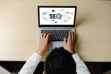 Model e-ticaret için SEO arama motoru optimizasyonu ve bilgisayar ekranında gösterilen çevrimiçi perakende işi