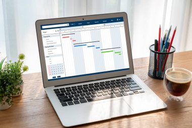 Ekip projesinin zaman çizelgesini gösteren bilgisayar ekranında, modern iş projesi yönetimi için proje planlama yazılımı