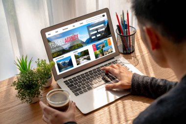 Model arama ve seyahat planlama için internet sitesi uçuş, otel ve tur rezervasyonları için anlaşma ve paket sunuyor