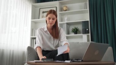 Kadın internet pazarından gelen borç yığınını modern yaşam tarzı olarak hesaplıyor ve prim siber güvenlik yazılımı tarafından korunan cüzdandan çevrimiçi ödeme için kredi kartı kullanıyor