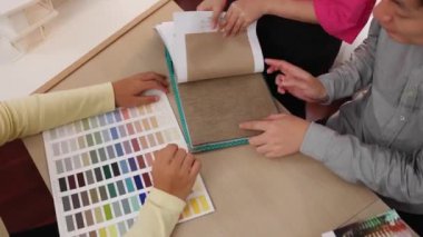 İç mekan tasarımı için tekstil malzemesi ve renk paletini sunan el yapımı mimar ve iç mimar müşteri denetimi ve denetimine dayalı iç mimar. Değiştirilmiş