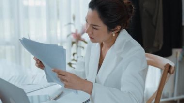 Borç faturası tebligatına bakan stresli iş kadını, kötü mali ve mortgage yönetiminden kaynaklanan aşırı borç, harcamalar ve ekonomik kriz nedeniyle iflasın eşiğinde. Canlılık