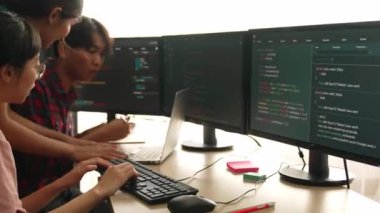 Bilgisayar programlama için arka uç yazılım geliştirici mühendisi. Yazı yazma kodlarını ayıklamak için birlikte çalışıyorlar. Ofisteki monitörde karmaşık algoritmaları çözüyorlar. Filizlenen