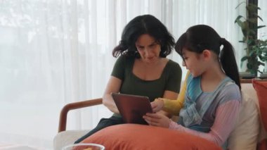 Torun büyükanneye dokunmatik ekran kontrol tabletini nasıl kullanacağını öğretir. Teknoloji aktivitelerine adapte olan son sınıf öğrencisi yeni nesil çocuklarla iletişim kuruyor. Nesiller arası uçurum aile bağlarını güçlendiriyor. Uyumsuzluk.