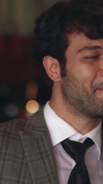 Bir adam disko partisinde neşe ve eğlence dolu ağır çekimde dans ediyor.