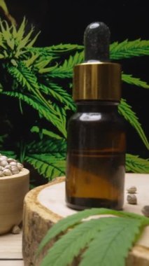 Doğal cilt bakım ürünü. Esrar laboratuarında üretiliyor. CBD yağı, kenevir tohumu ve kenevir bitkisi bahçeli masada nemlendirici krema kavanozu ürünü. Kopyalama alanı