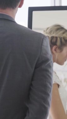 Gelinlik giymiş mutlu gelin ve damat düğün törenine hazırlanıyor. Kadın ve erkeğin romantik aşkı..