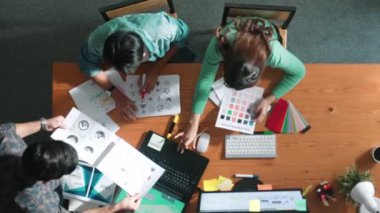 Ekip toplantısına katılıp fikir hakkında konuşurken proje yöneticisinin yazma fikrinin en üst görüntüsü. Renk paletine bakarken ve kağıda fikir yazarken profesyonel tasarımcı logosu. Sempozyum.