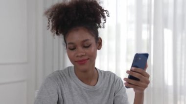 İnternet pazarından alışveriş yapan kadın modern yaşam tarzı için satış malzemeleri arıyor ve önemli siber güvenlik yazılımları tarafından korunan cüzdandan çevrimiçi ödeme için kredi kartı kullanıyor