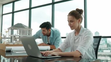 Meslektaşına ev tasarımından bahsederken profesyonel mühendis ölçüm modeli. Laptop analiz verilerini kullanan zeki genç bir mimar. İç işleri ekibi gökdelen ile birlikte çalışıyor. İzleme