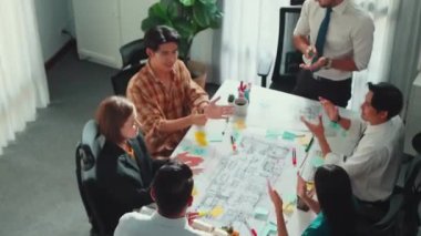 Proje planıyla masaya otururken bir grup farklı takım planlama stratejisi. Zeki iş adamlarının beyin fırtınası ve ev yapımı için birlikte çalıştıklarının en üst düzey görüntüsü. Hizalama.